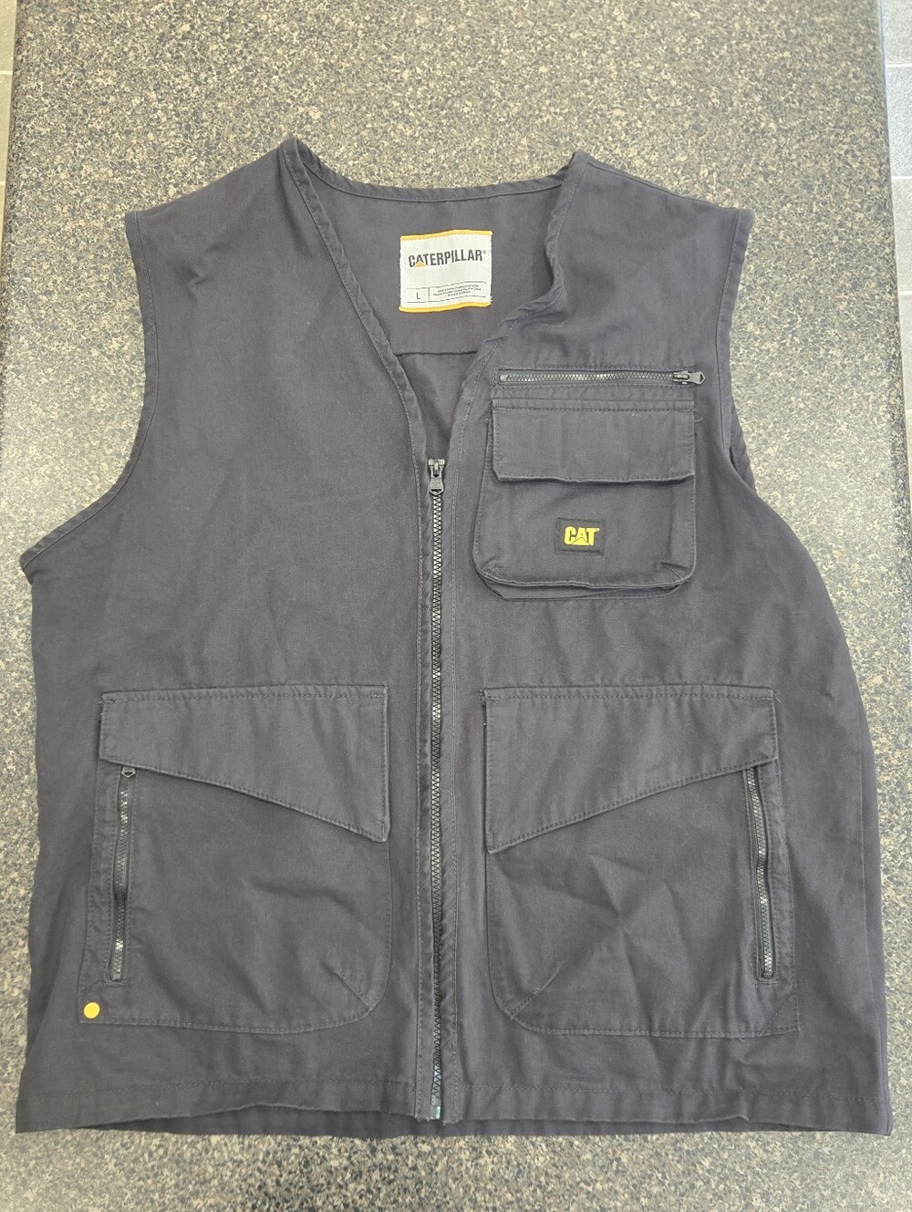 Caterpillar CAT men’s utility vest in size Large.